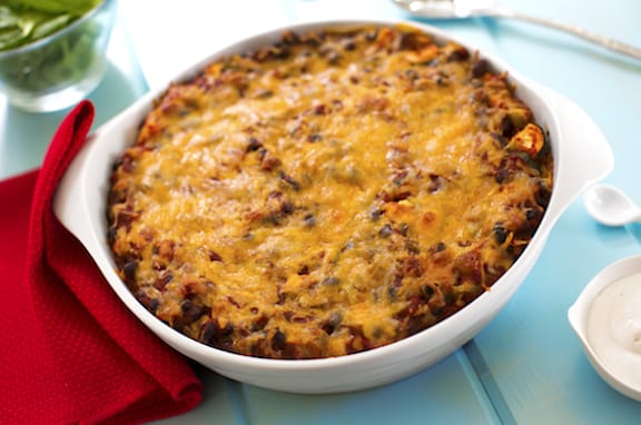 Receta de chilaquiles de cazuela de tortilla de frijoles negros y calabacín