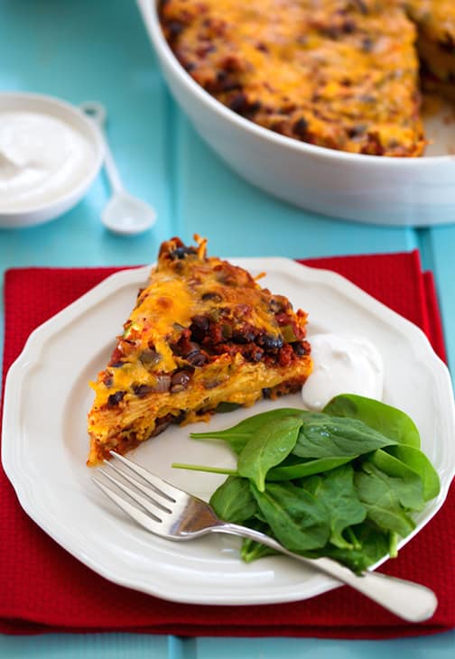 Receta de chilaquiles de cazuela de tortilla de frijoles negros y calabacín