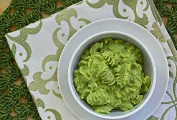 Green noodles with broccoli and green peas sauce