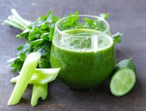 Jugo de apio fresco, pepino y perejil