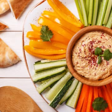 Hummus with raw vegetables