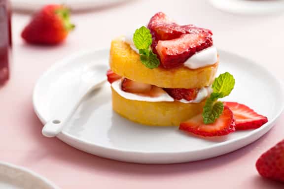 Pastelitos de fresa veganos sin hornear hechos con polenta