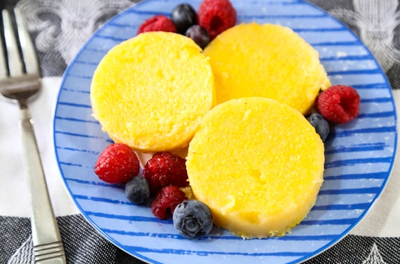 Polenta slices with syrup and fruit