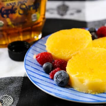 Tube polenta slices with syrup and fruit