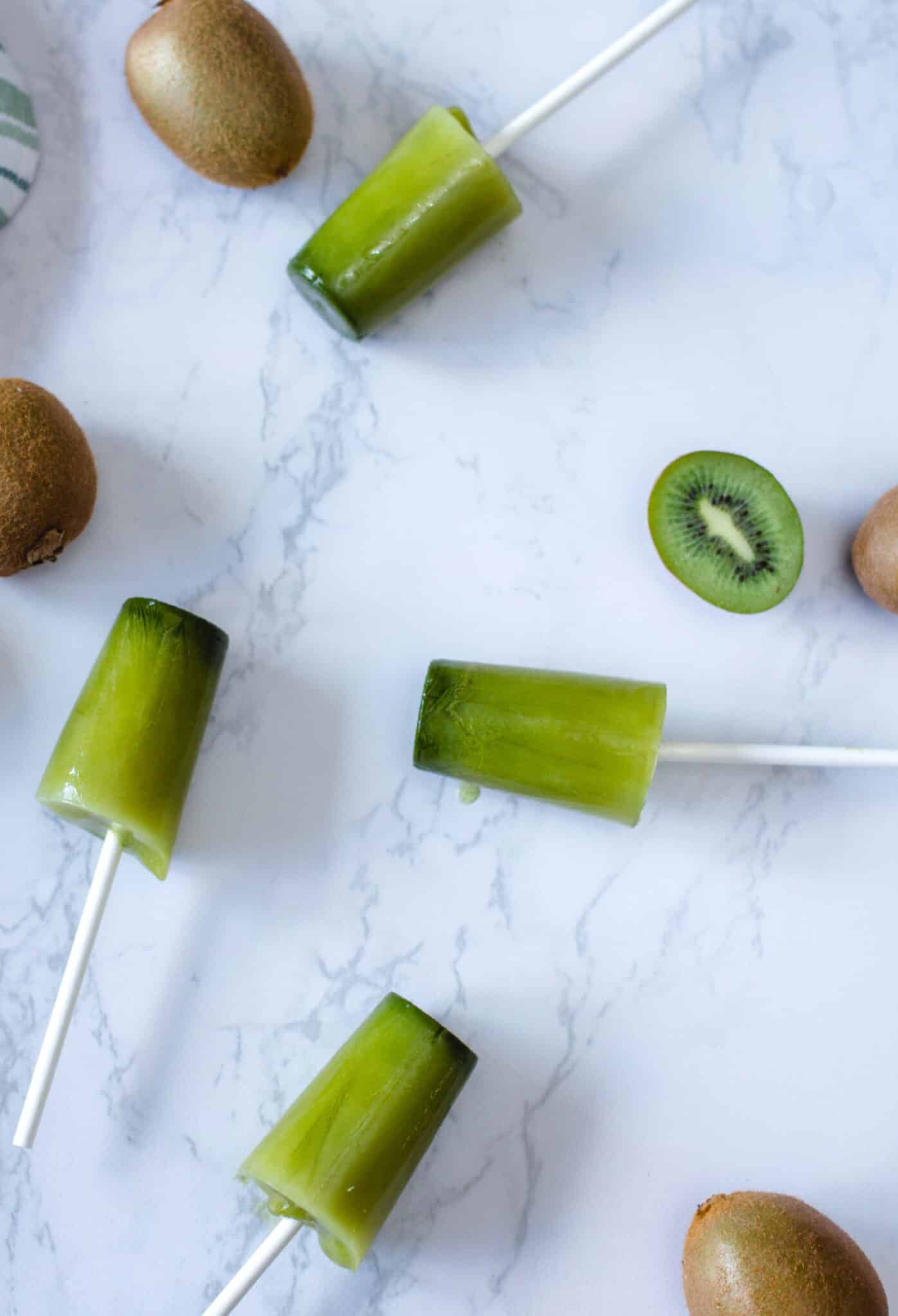 vegan popsicles with kiwi and apple juice