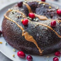 pudín de Navidad vegano sin gluten, con un centro de chocolate fundido