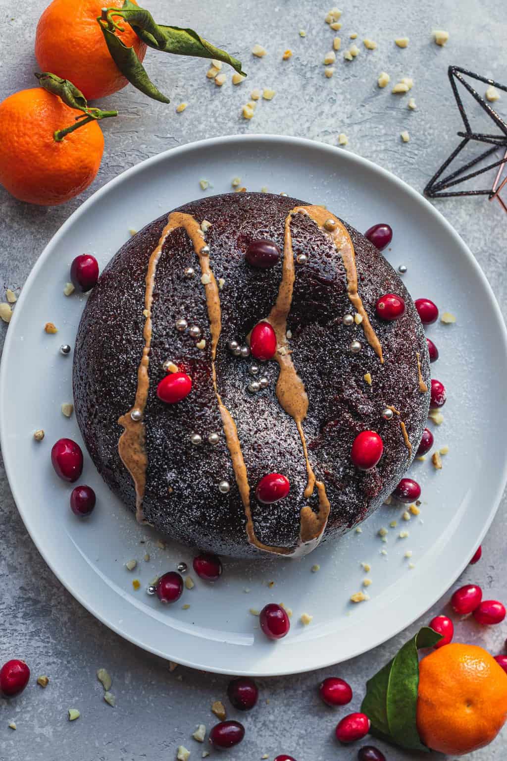 budín de pan de chocolate que se sirve