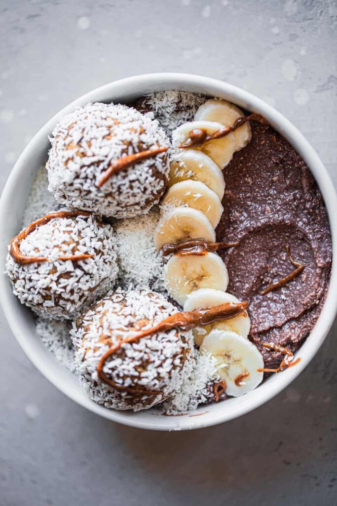 tazón de batido de chocolate vegano con bocaditos de masa de galleta