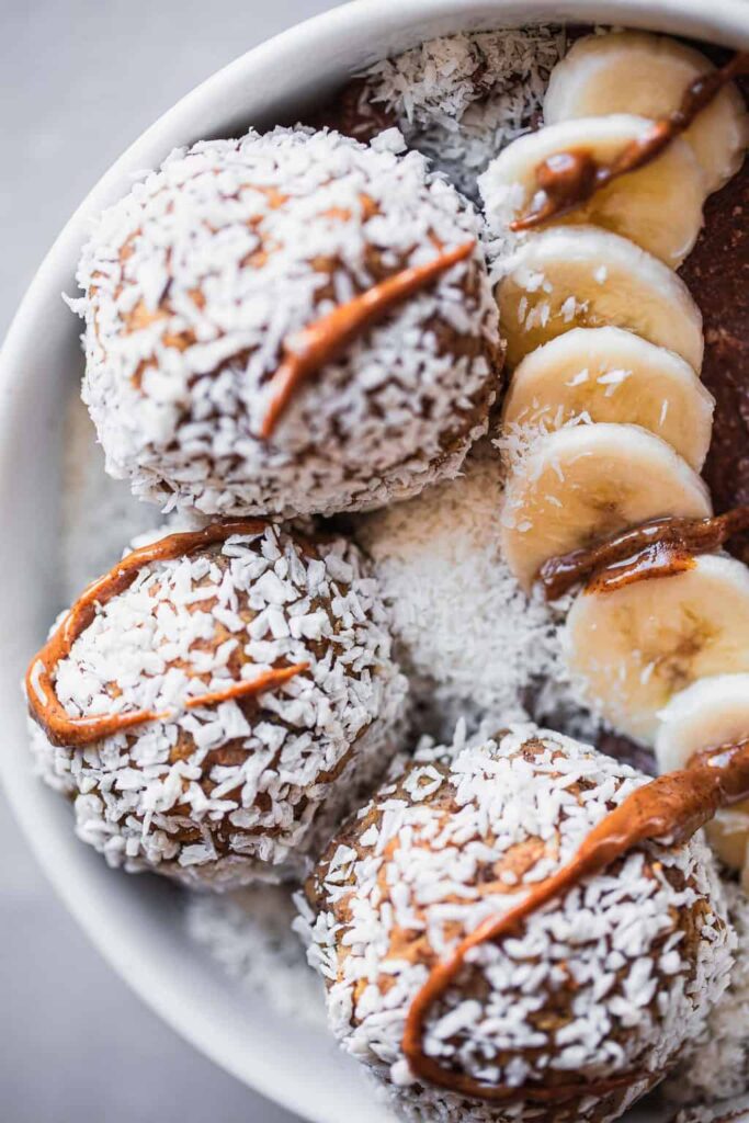 bolas de masa de galletas veganas en un tazón de batido de chocolate