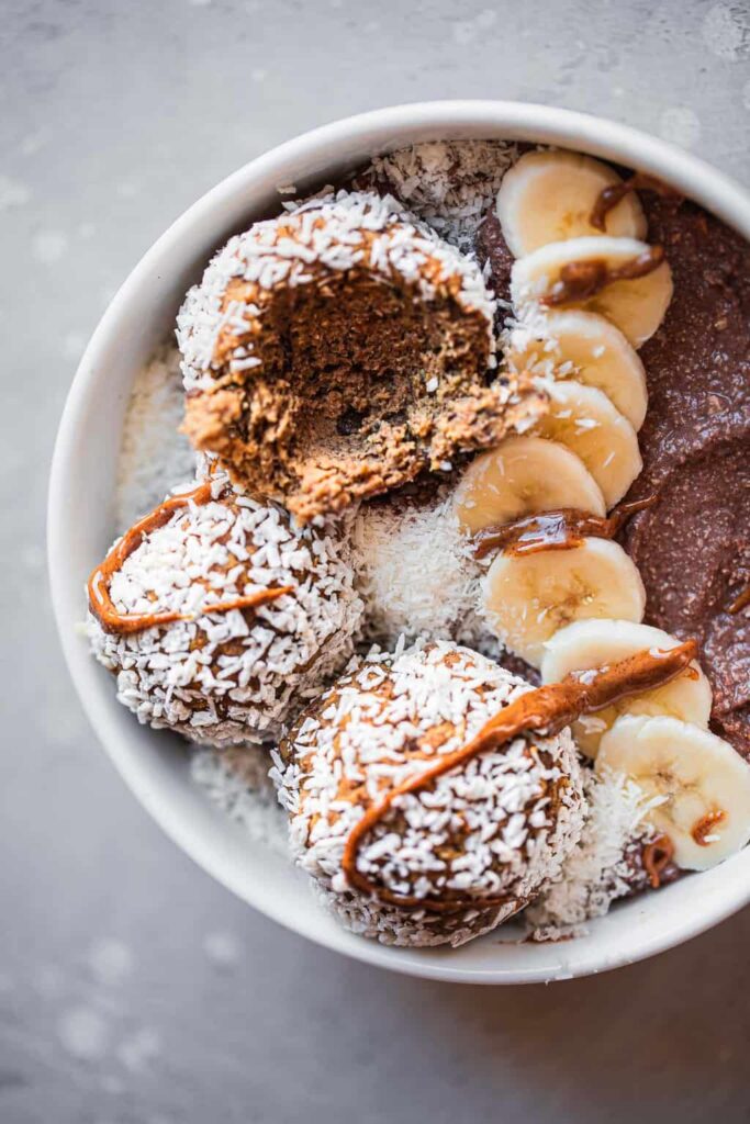 tazón de batido de chocolate vegano con bocaditos de masa para galletas