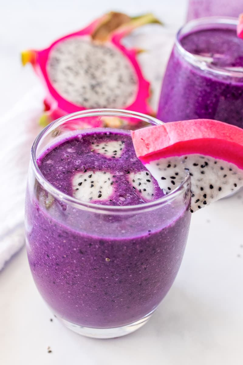 close up glass of dragon fruit smoothie