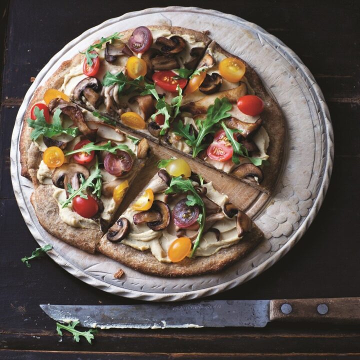 vegan hummus pizza from ohmyveggies.com