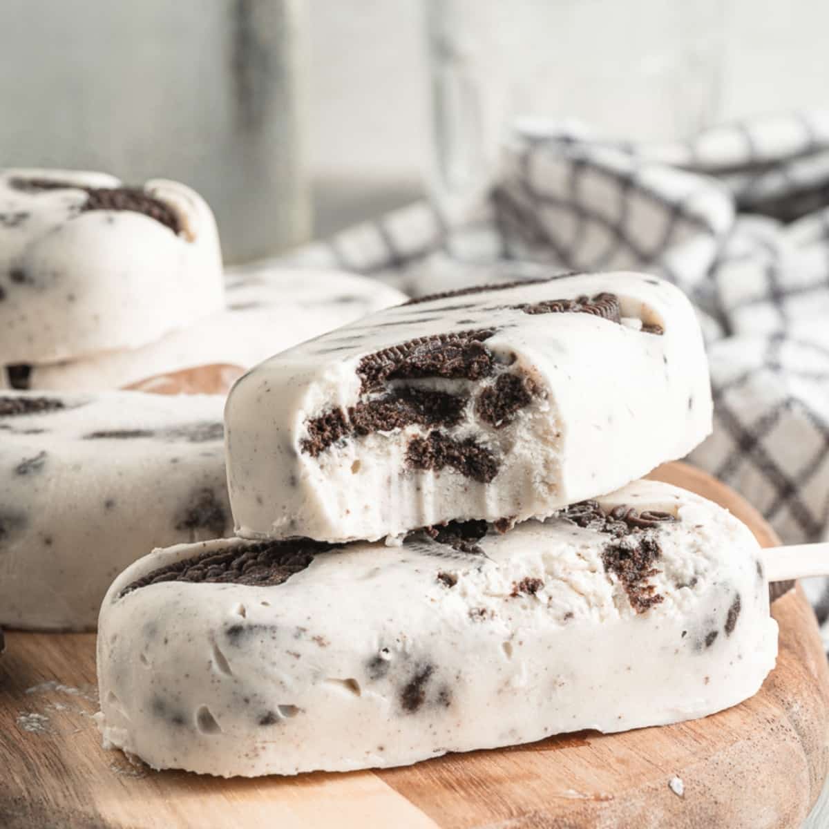 Vegan-Cookies-and-Cream-Popsicles-1200px