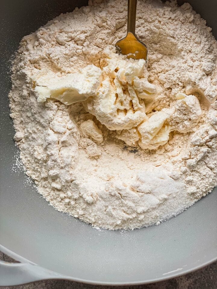 Flour and margarine in a bowl