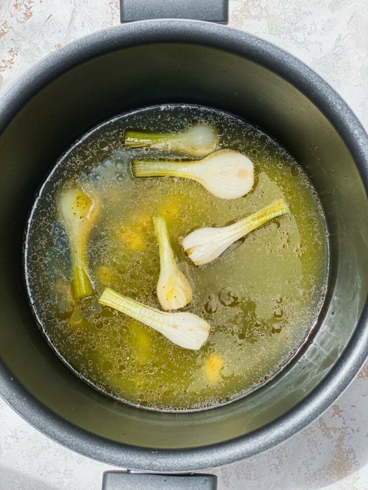 Scallions in vegetable stockScallions in vegetable stock