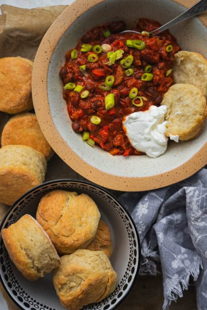 Vegan chili with biscuits