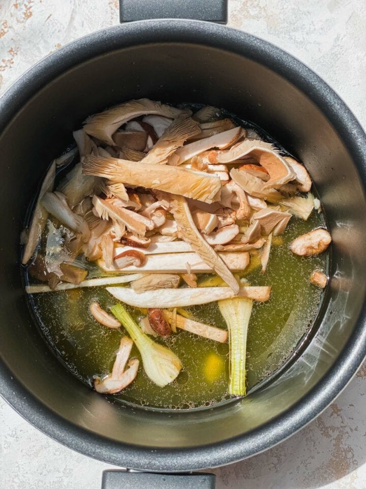 Vegetable stock with shiitake mushrooms and scallions