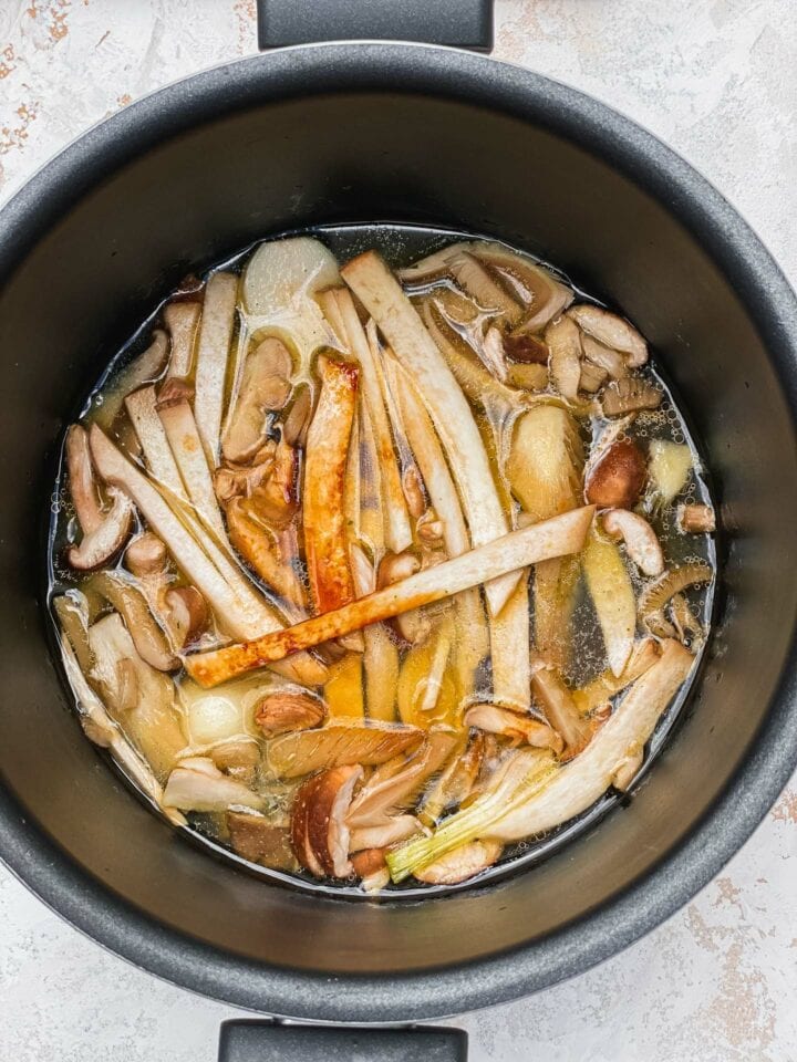 Vegetable stock with shiitake mushrooms and spring onions