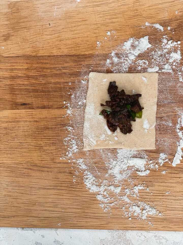 Wonton wrapper with mushroom filling in the centre