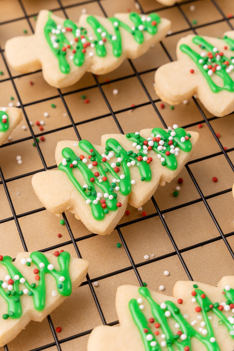 close up of vegan christmas cookies on the cooling rack