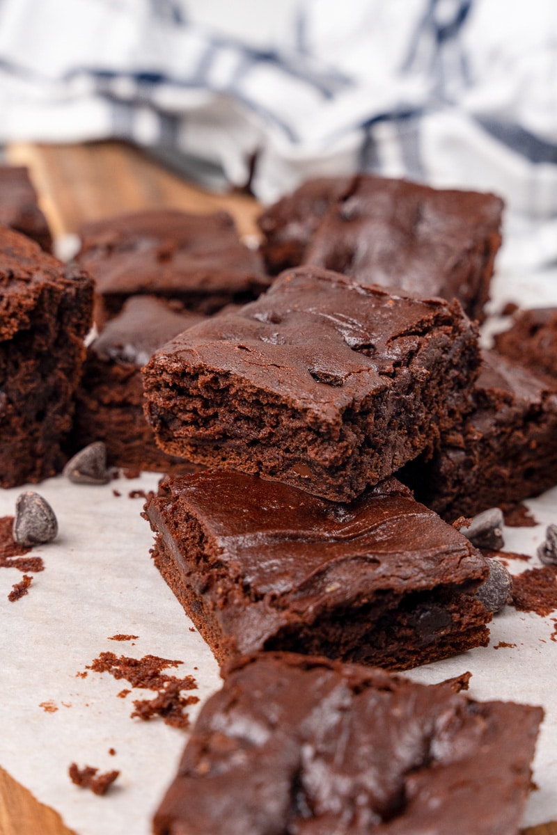 avocado brownies being sliced