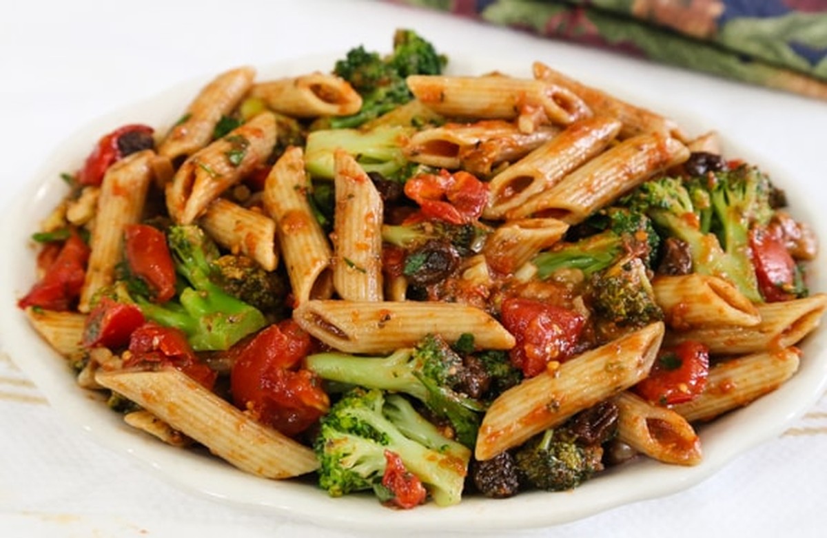 Penne with broccoli, tomatoes, walnuts, and raisins